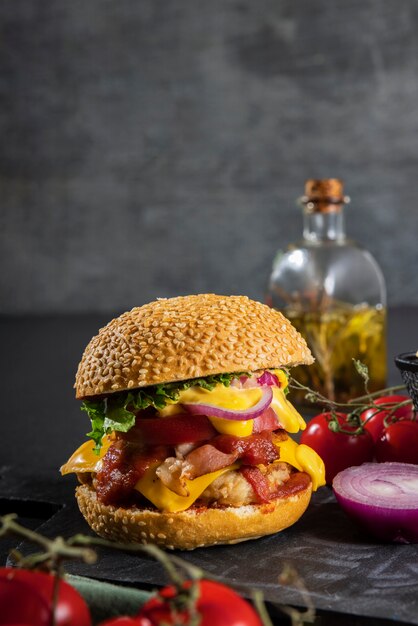 Nature morte de délicieux hamburger américain