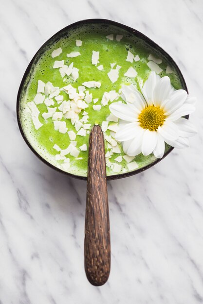 Nature morte de délicieux smoothie au kiwi