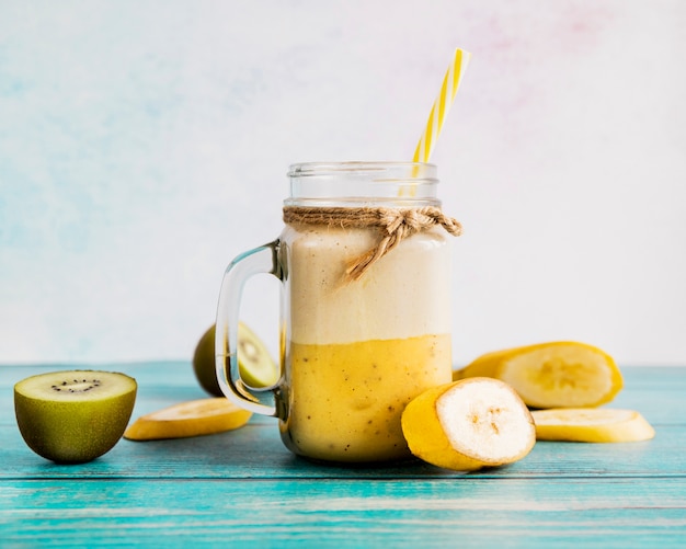 Photo gratuite nature morte d'un délicieux smoothie d'été