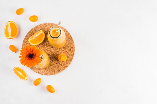 Nature morte de délicieux smoothie à l&#39;orange
