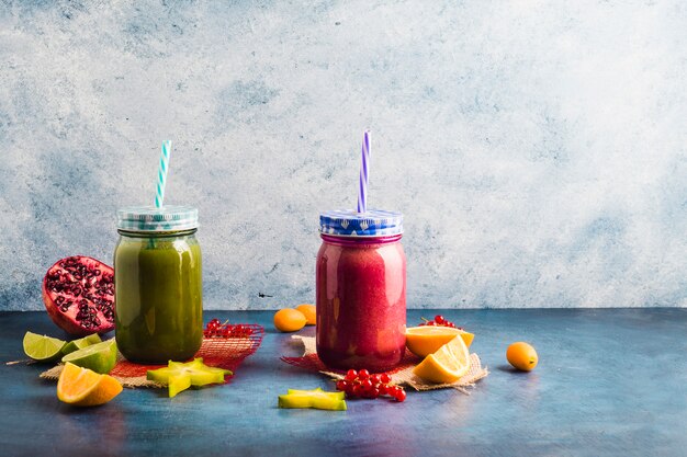 Nature morte de deux smoothies sains