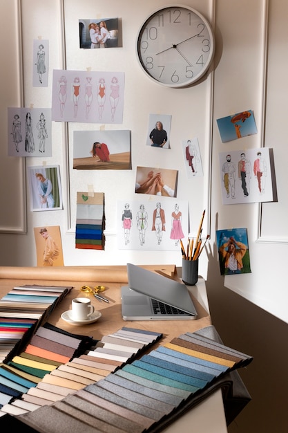 Photo gratuite la nature morte du bureau d'un créateur de mode