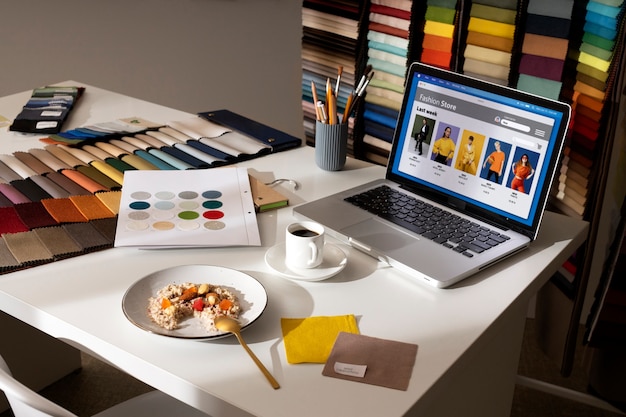 La nature morte du bureau d'un créateur de mode