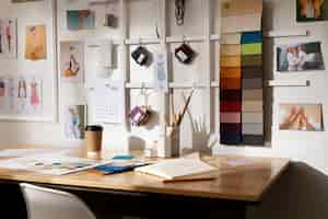 Photo gratuite la nature morte du bureau d'un créateur de mode