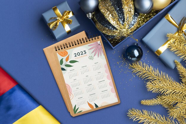 Nature morte du calendrier de noël avec le drapeau colombien