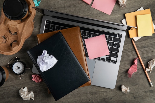 Photo gratuite la nature morte du désordre du bureau