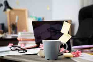 Photo gratuite la nature morte du désordre du bureau