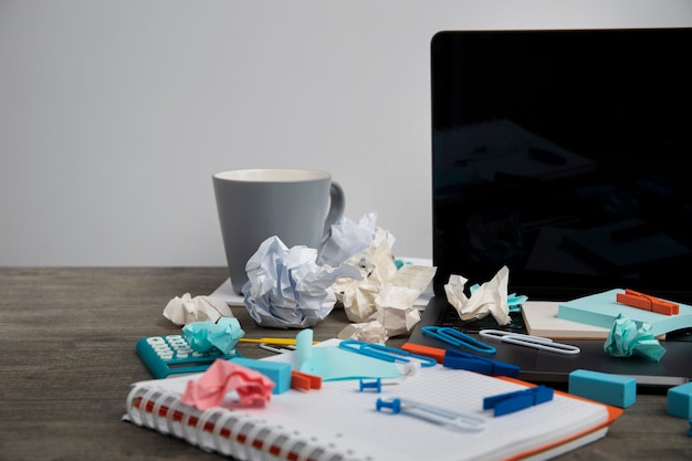 Photo gratuite la nature morte du désordre du bureau