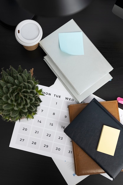 Photo gratuite la nature morte du désordre du bureau