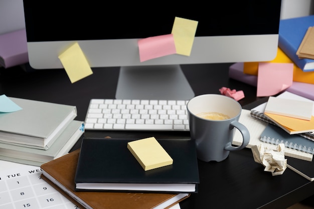 Photo gratuite la nature morte du désordre du bureau