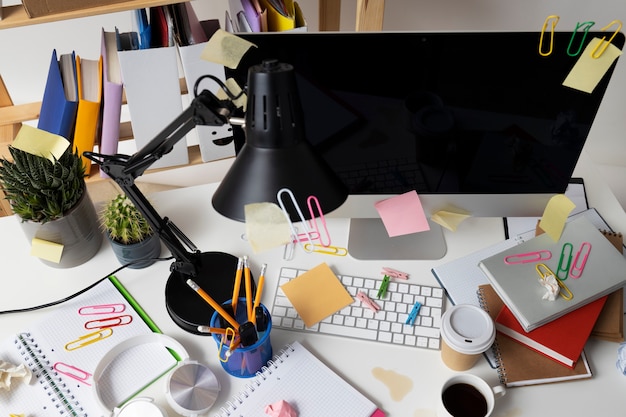 Photo gratuite la nature morte du désordre du bureau