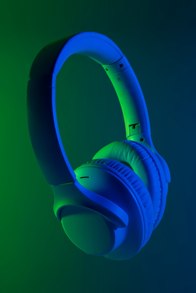 Photo gratuit la nature morte des écouteurs cyberpunk sans fil