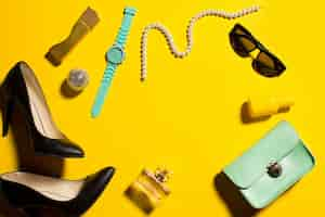 Photo gratuite nature morte de femme de mode, objets sur jaune