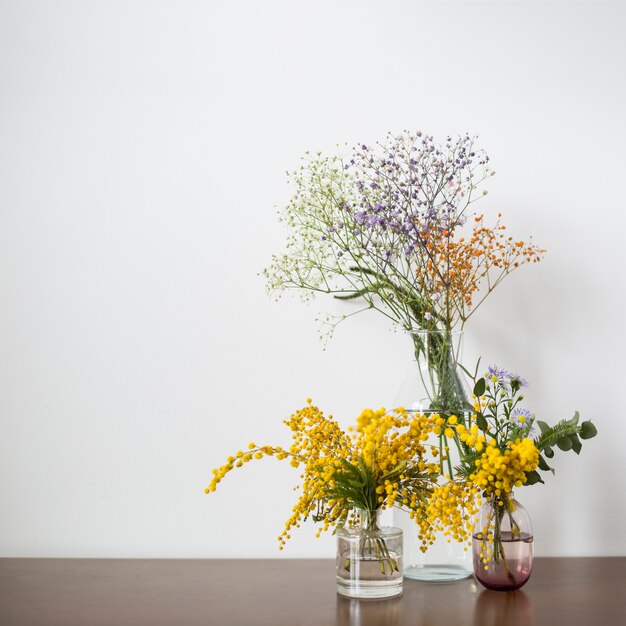 Photo gratuite nature morte de fleurs avec fond