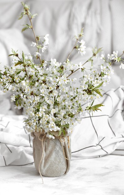 Nature morte avec des fleurs de printemps à la maison.