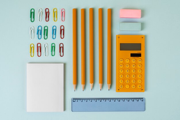 Nature morte de fournitures scolaires