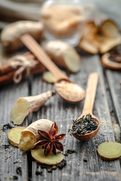 Nature morte avec un gingembre et citron avec du sucre sur fond de bois