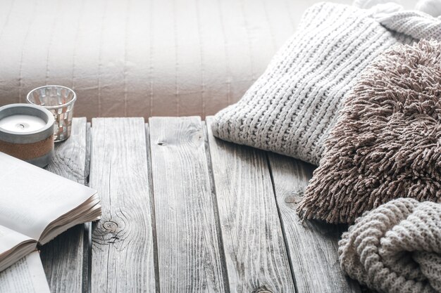 Nature morte de l'intérieur de la maison sur un fond en bois avec une bougie