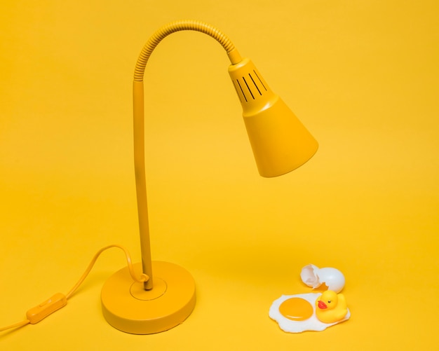 Photo gratuite nature morte jaune d'oeuf sous lampe