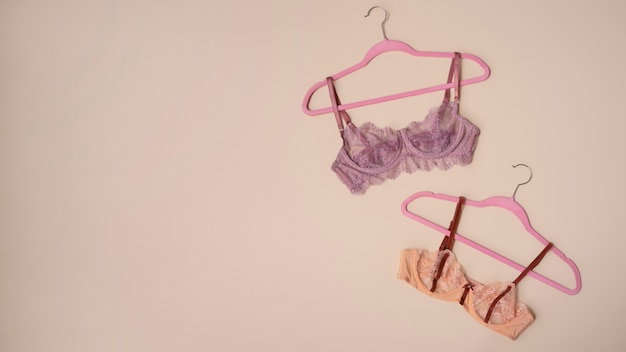 Photo gratuite nature morte de lingerie soutien-gorge