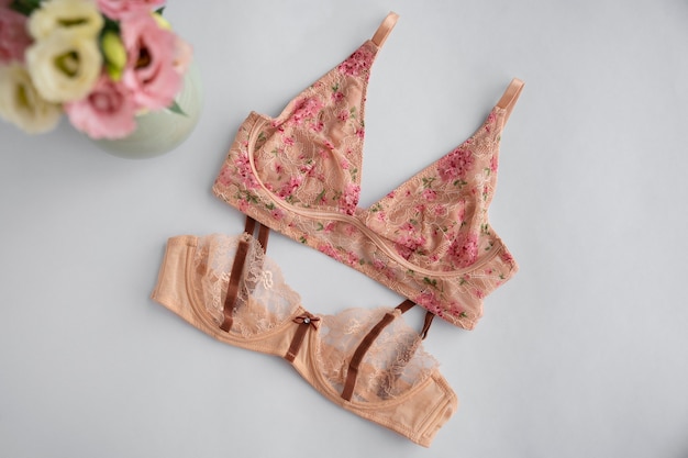 Photo gratuite nature morte de lingerie soutien-gorge