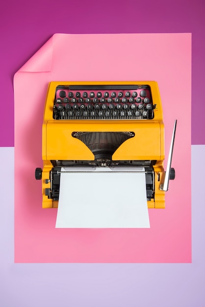 La nature morte d'une machine à écrire colorée