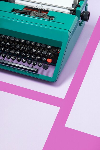 Nature morte de machine à écrire colorée