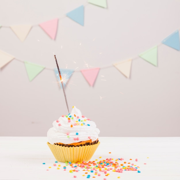 Nature morte avec muffin anniversaire