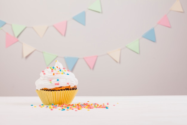 Nature morte avec muffin anniversaire