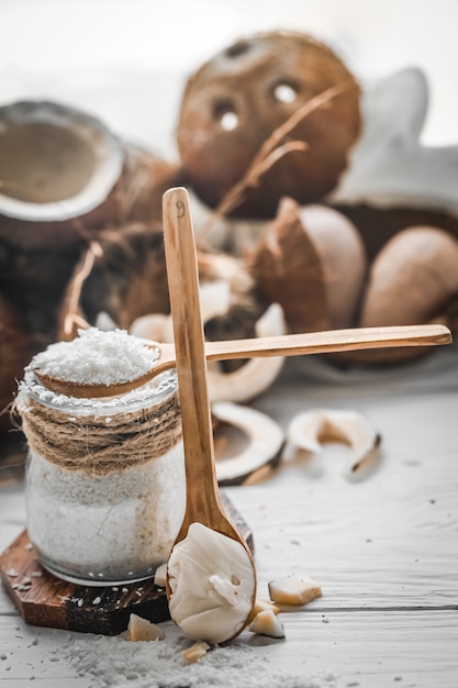 nature morte avec noix de coco et flocons