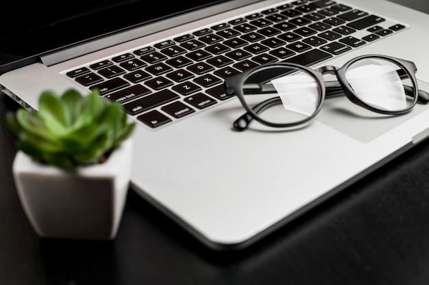 Nature morte d&#39;un ordinateur portable sur le bureau