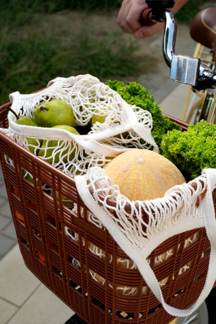 Photo gratuit la nature morte d'un panier à vélo