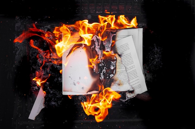 Photo gratuite nature morte de papier brûlé avec des flammes