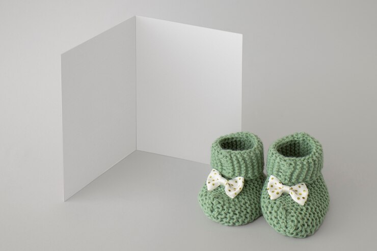 Photo gratuit la nature morte des petites bottes d'enfants