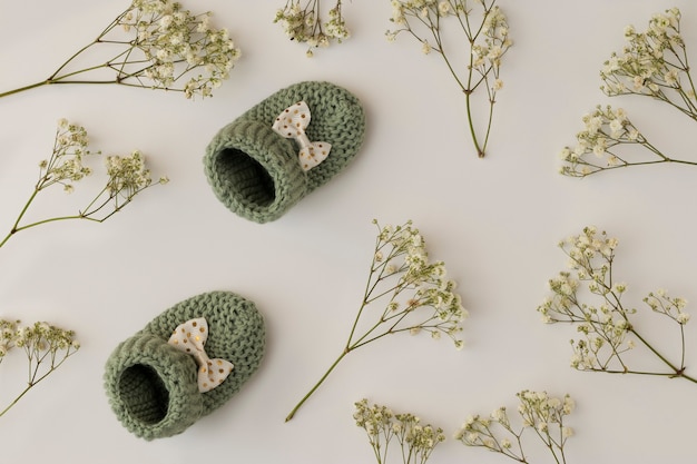 Photo gratuite la nature morte des petites bottes d'enfants