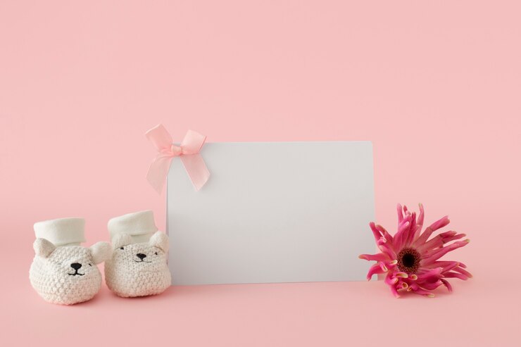 Photo gratuit la nature morte des petites bottes d'enfants