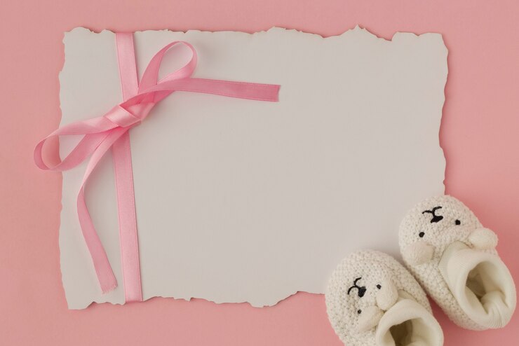 Photo gratuit la nature morte des petites bottes d'enfants