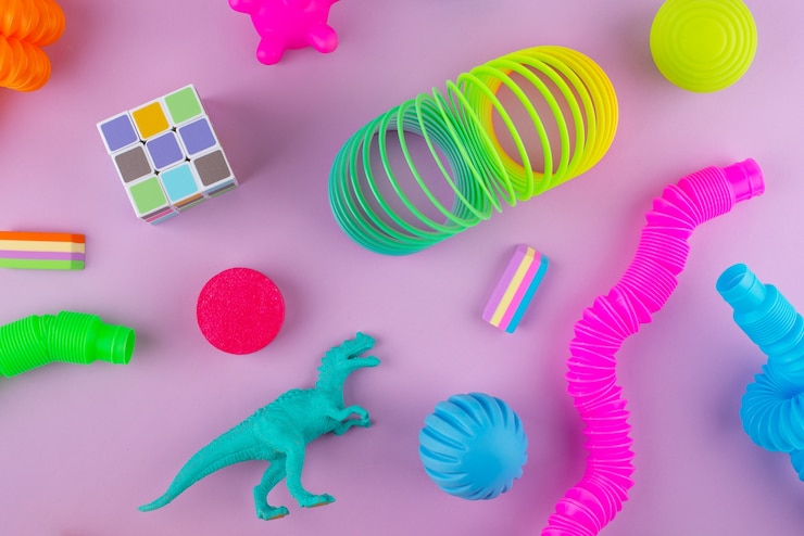 Photo gratuit nature morte de petits objets décoratifs aux couleurs vives