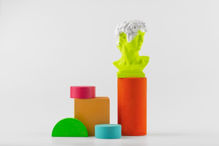 Photo gratuit nature morte de petits objets décoratifs aux couleurs vives