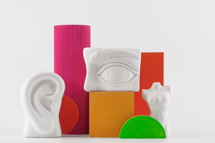 Photo gratuit nature morte de petits objets décoratifs aux couleurs vives