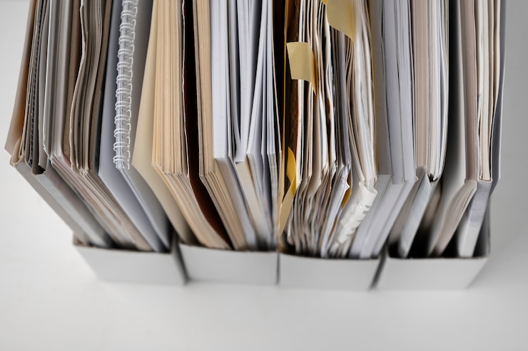 Photo gratuit la nature morte des piles de papiers et de documents