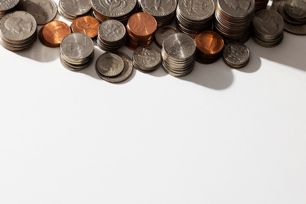 Nature morte de piles de pièces d'un dollar