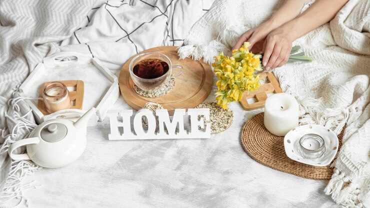 Photo gratuit nature morte de printemps avec une tasse de thé et de fleurs
