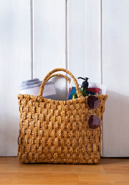 Nature morte de sac de plage prêt pour le voyage