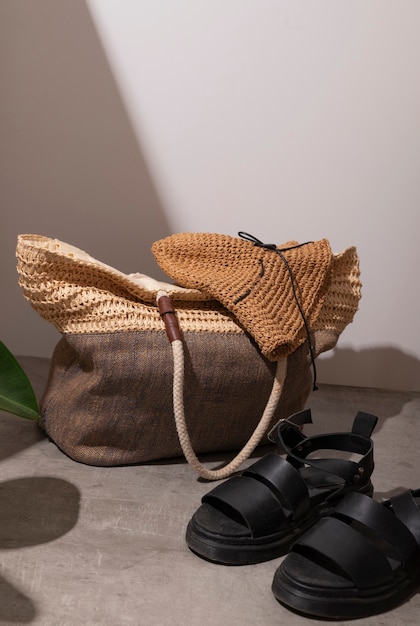 Photo gratuite nature morte de sac de plage prêt pour le voyage