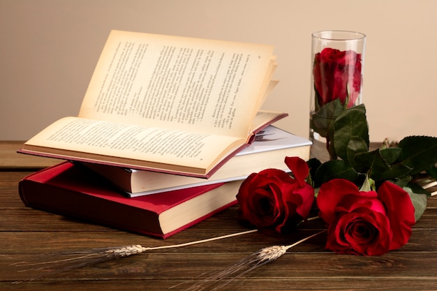 Photo gratuite la nature morte de sant jordi pour le jour des livres et des roses