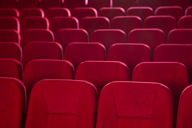 Photo gratuite nature morte de sièges de cinéma