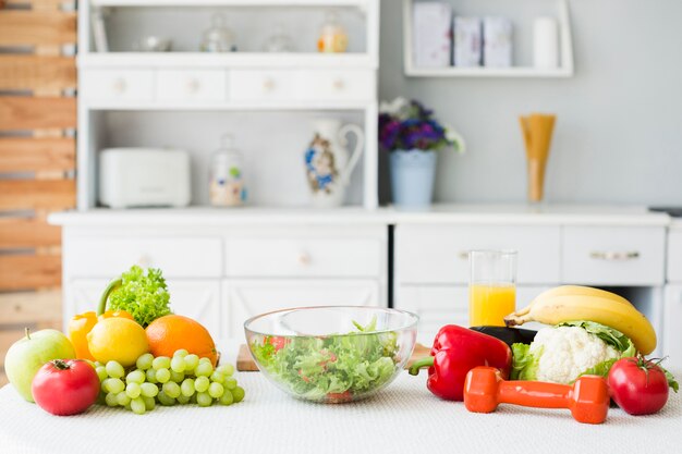 Nature morte de table avec des aliments sains