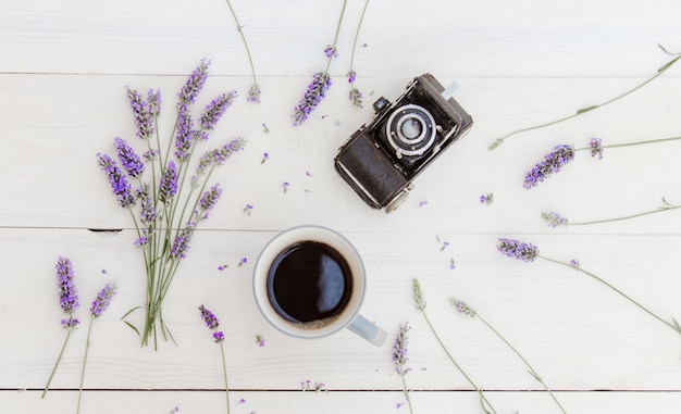 Photo gratuite nature morte sur une table en bois clair.