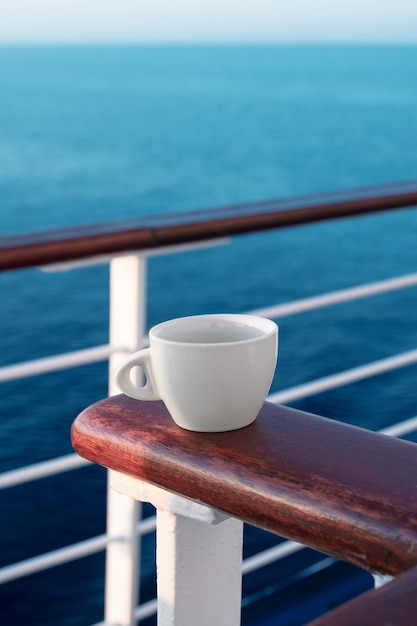 Nature morte de tasse de café relaxante sur la terrasse